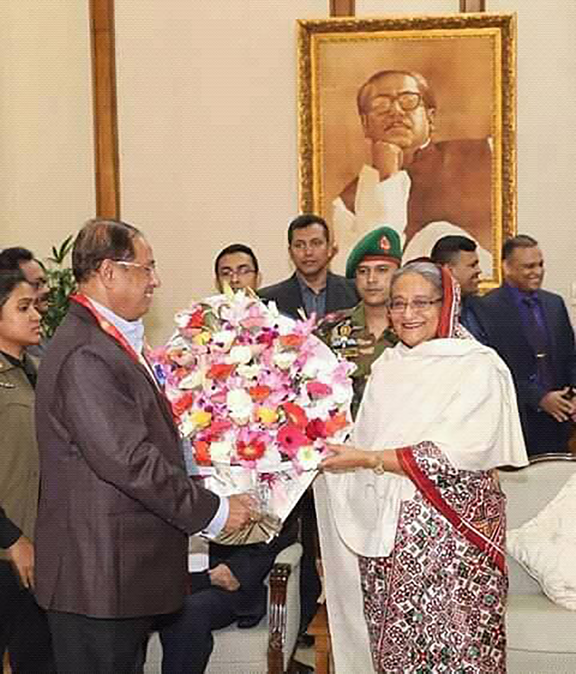 প্রধানমন্ত্রীর সাথে সৌজন্য সাক্ষাত করেছেন নবনির্বাচিত সাংসদ মাসুদ চৌধুরী