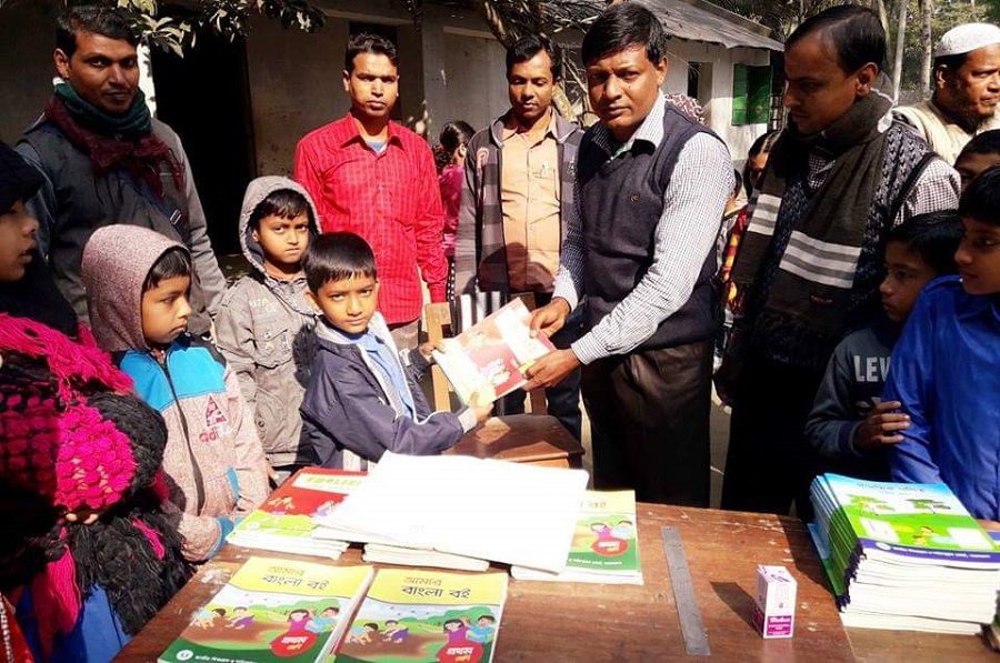 কালিগঞ্জে নববর্ষে প্রধানমন্ত্রীর উপহার বই শিক্ষার্থীদের মাঝে বিতরণ