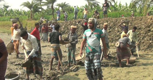 ৩০০ মানুষের স্বেচ্ছাশ্রমে নির্মিত হচ্ছে রাস্তা