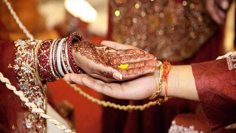 ২৫ বছরের মধ্যে বিয়ে না করলে মরিচের গুঁড়ার শাস্তি!