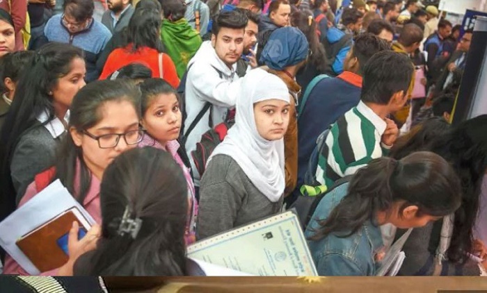 এমবিএ এবং ইঞ্জিনিয়ারদের ঝাড়ুদার পদে আবেদন!