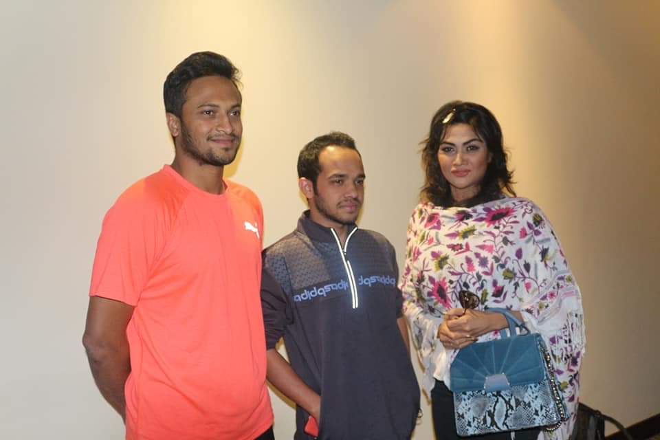 বিমান ছিনতাইকারী  যুবকের সাথে সাকিবের হাস্যোজ্জ্বল ছবি !!
