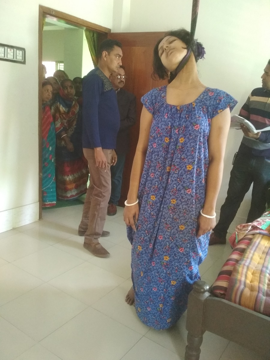 গৃহবধূর ঝুলন্ত লাশ উদ্ধার: স্বামী, শ্বোশুর ও শ্বাশুড়ি আটক