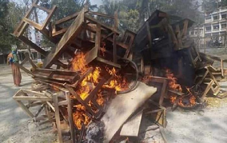 ৬ কোচিং সেন্টারের বেঞ্চ পুড়িয়ে দিলেন ইউএনও