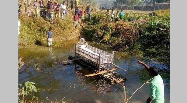 নেই কোন ব্রিজ, ভেলায় ভাসিয়ে কবরস্থানে নিতে হয় লাশ