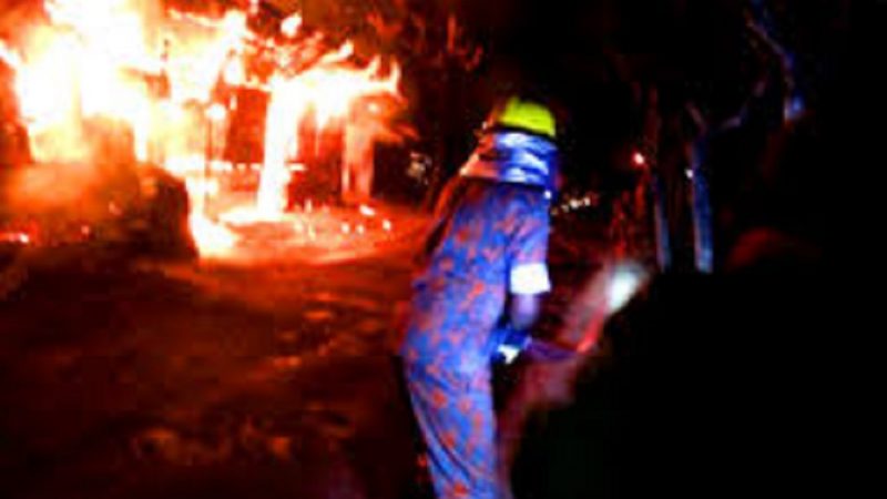 বান্দরবানের লামায় আগুন লেগে ৩১ দোকান পুড়ে গেছে ।