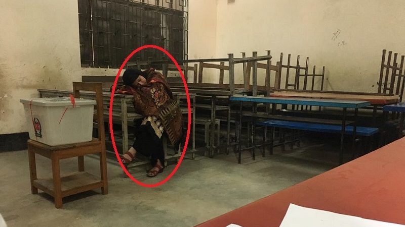 ভোট কেন্দ্রেই ঘুমিয়ে পড়লেন নৌকার এজেন্ট !!