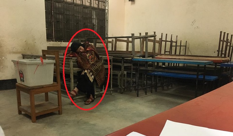 ভোট কেন্দ্রেই ঘুমিয়ে পড়লেন নৌকার এজেন্ট !!