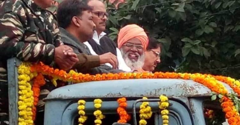 নিহত সেনার শেষকৃত্যে হাসছেন বিজেপি নেতা !