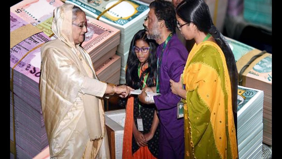 ইত্যাদির সেই গায়ক আকবরকে ২২ লাখ টাকা দিলেন প্রধানমন্ত্রী।