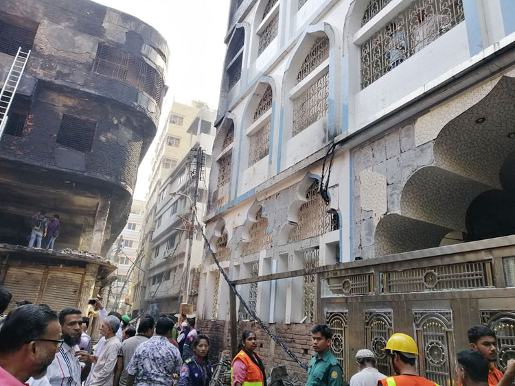সব পুড়ে অঙ্গার, অক্ষত ছয়তলা মসজিদ