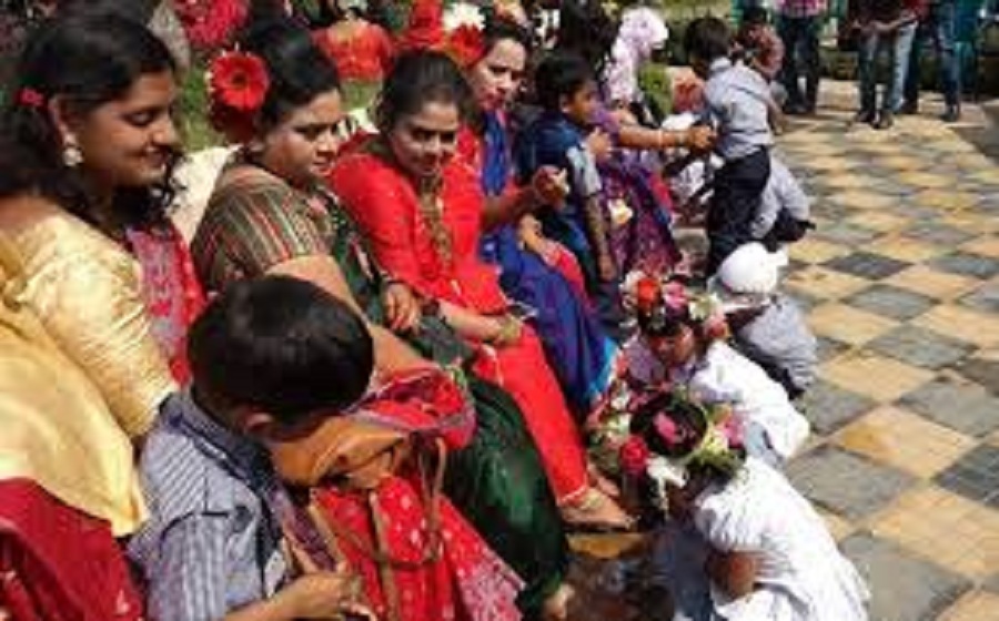 মায়ের পা ধুয়ে বিশ্ব ভালোবাসা দিবস পালন