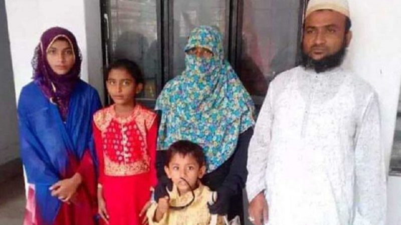 স্ত্রী ও ৩ ছেলে-মেয়েকে নিয়ে ইসলাম ধর্ম গ্রহণ