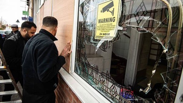 গভীর রাতে ব্রিটেনের ৫ মসজিদে হামলা