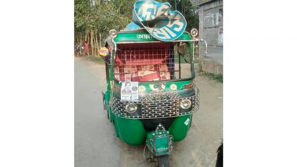 সোনাগাজীর ভাইস চেয়ারম্যান প্রার্থীর প্রচার গাড়ী ভাংচু্র