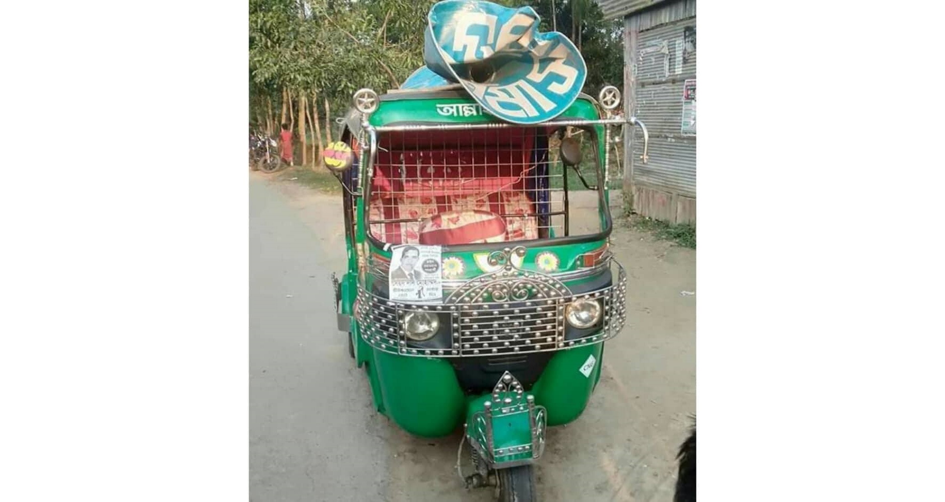 সোনাগাজীর ভাইস চেয়ারম্যান প্রার্থীর প্রচার গাড়ী ভাংচু্র