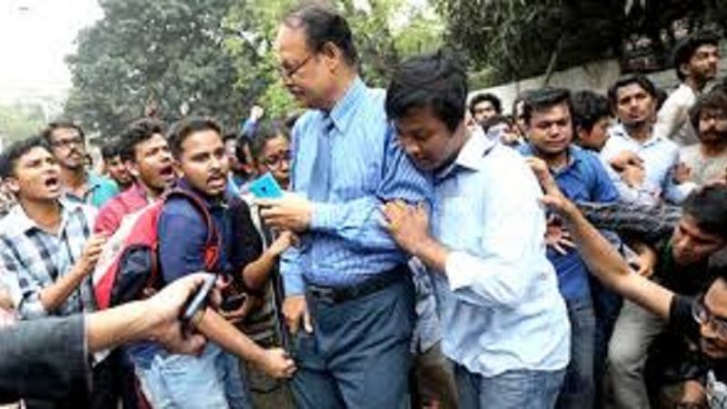 ভোটারদের তাড়া খেলেন ডাকসুর প্রধান রির্টানিং কর্মকর্তা