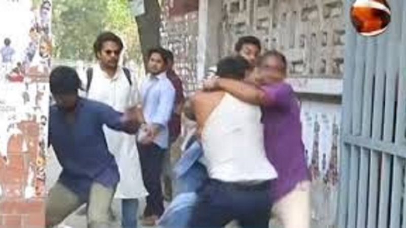 ছাত্রলীগ কর্মীকে টিএসসিতে বেদম পেটালো ছাত্রদল