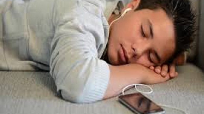 মাথার কাছে মোবাইল রেখে ঘুমানো শরীরের জন্য বিপজ্জনক