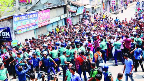 ব‌রিশা‌লে শিক্ষার্থী‌দের বি‌ক্ষোভ: বাস চলাচল শুরু