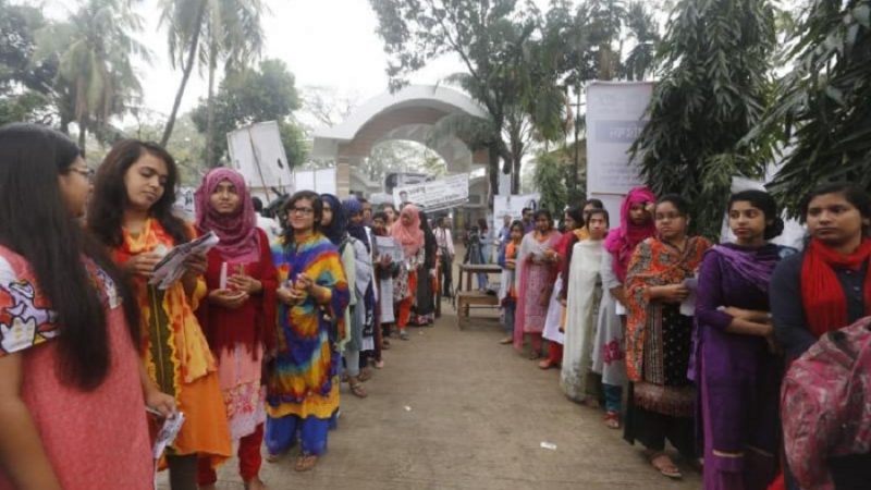 দীর্ঘ সময় লাইনে অপেক্ষা বিরক্তি প্রকাশ করছে ভোটাররা