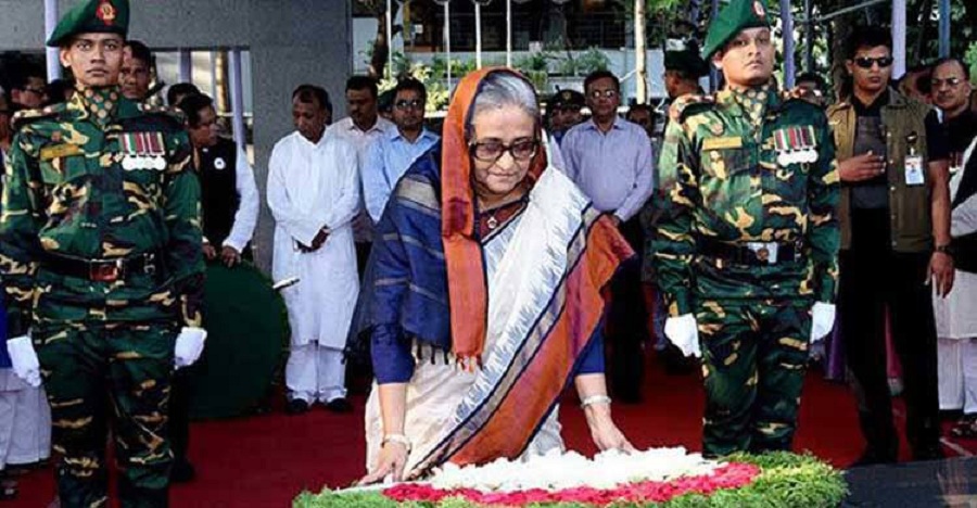 বঙ্গবন্ধুর প্রতিকৃতিতে প্রধানমন্ত্রীর শ্রদ্ধা