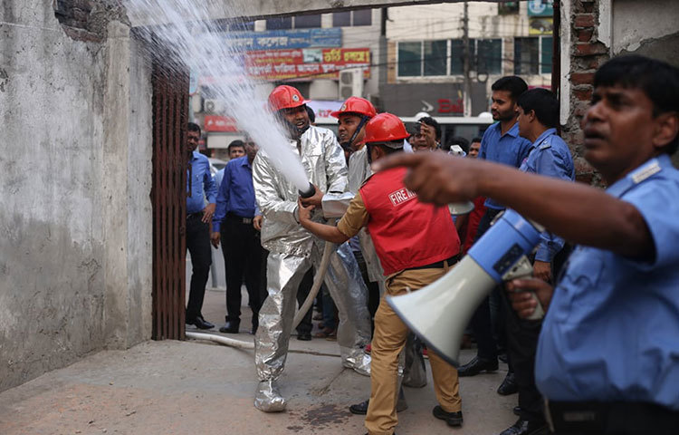 ছবিতে দেখুন প্রাণ সেন্টারে অগ্নিনির্বাপণের মহড়া