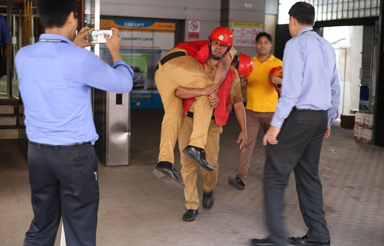 প্রতিষ্ঠানটির ম্যানেজার (অ্যাডমিন) মমিন হোসেন খান বলেন, ইমার্জেন্সি মুহূর্তে আমাদের করণীয় কী? আমাদের অগ্নিনির্বাপণ যন্ত্রপাতি কতটা কার্যকর? আমাদের নিজস্ব ফায়ার মার্শাল বাহিনী তাদের দক্ষতা কীভাবে দেখাবে? কর্মীরাও যেন আতঙ্কিত না হয়ে সচেতনভাবে নিরাপদ দূরত্বে আসতে পারেন- এসব বিষয় মাথায় রেখেই এটি আমাদের রুটিন প্রসেস। ছবি: মাহবুব আলম