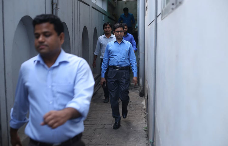 ইমার্জেন্সি সিঁড়ি দিয়ে নেমে আসছেন প্রাণের গ্রুপের কর্মকর্তারা। ছবি: মাহবুব আলম