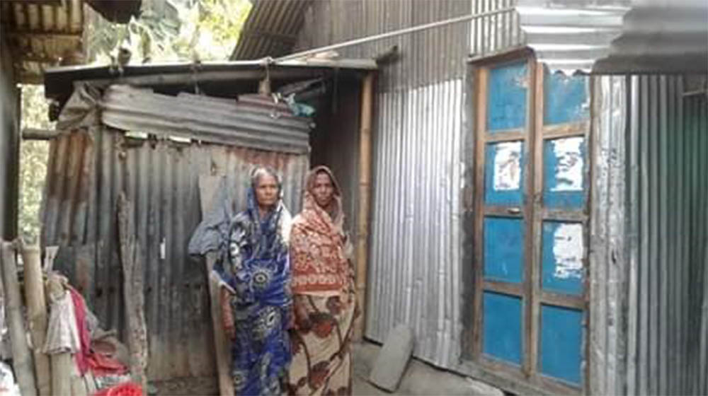 সোনাগাজীতে বসতভিটা রক্ষায় স্থানীয় সাংসদের সহযোগীতা চান ২ অসহায় নারী