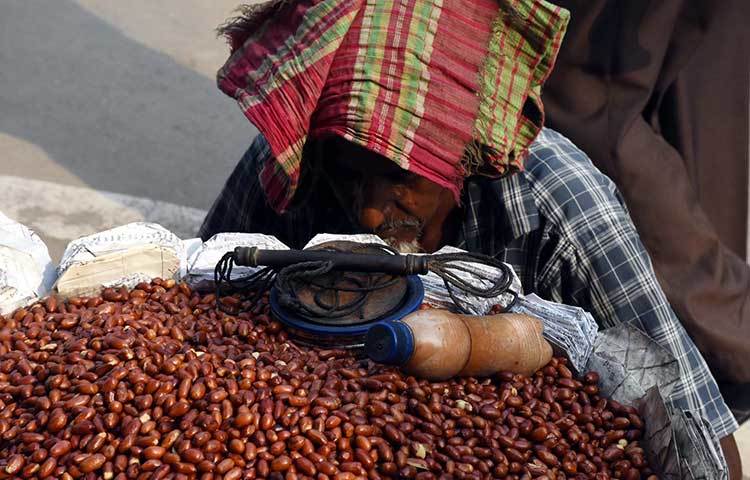 বাদাম বিক্রেতা এই বৃদ্ধ গরমে দিশেহারা হয়ে পড়েছেন। 