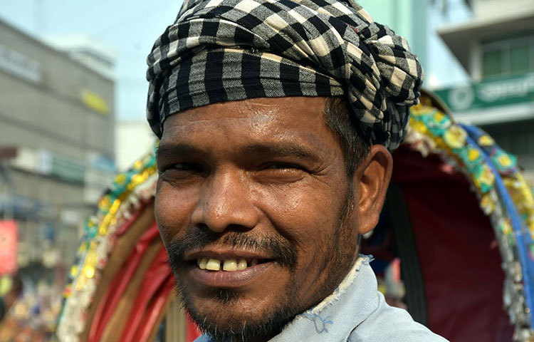 গরম উপেক্ষা করে এই রিকশাচালক সকাল-সন্ধ্যা রিকশা চালাচ্ছেন।