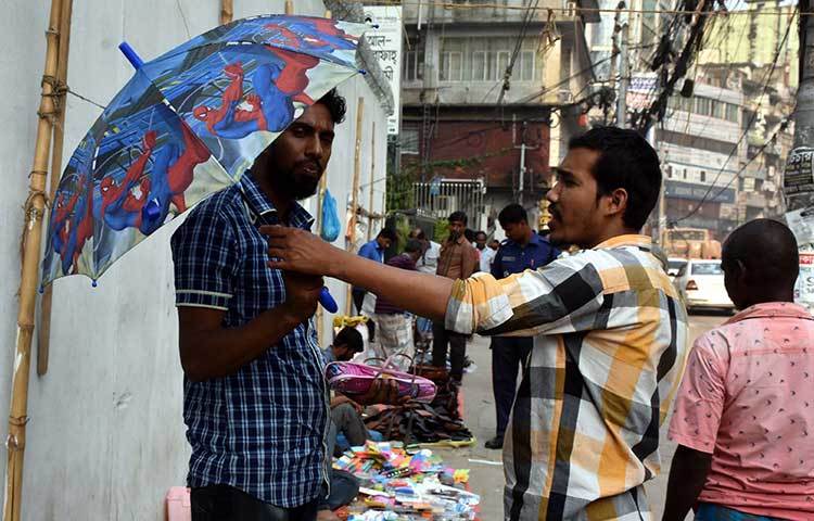 প্রখর রোদের হাত থেকে বাঁচতে রাজধানীর বিভিন্ন উন্মুক্ত স্থানে ছাতা বিক্রি হচ্ছে