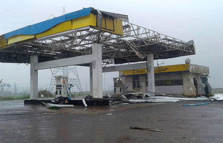 একটি ফিলিং স্টেশনের চালা উড়িয়ে নিয়েছে তীব্র বাতাসে।

