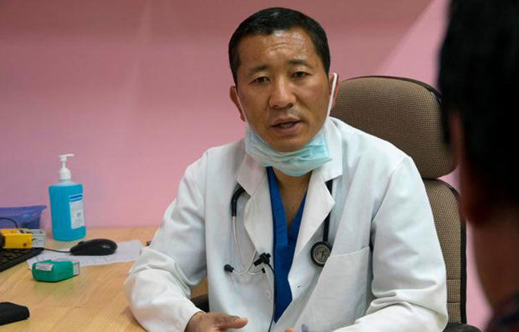 ছবিতে দেখুন ছুটির দিনেও হাসপাতালে রোগীর পাশে ভুটানের প্রধানমন্ত্রী