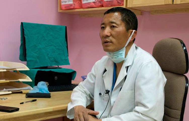 তার কাছে দেশ পরিচালনা আর ডাক্তারি একই রকম। ডাক্তারি এবং প্রধানমন্ত্রীত্ব দুটোকেই এক চোখে দেখেন শেরিং। এক মনে করার একটা ব্যাখ্যাও দিয়েছেন ভুটানের প্রধানমন্ত্রী। হাসপাতালে একজন ডাক্তার রোগীকে সারাতে ঔষধ দেন কিংবা শরীরের বিভিন্ন অংশ পরীক্ষা করে দেখেন। প্রধানমন্ত্রীর কাজও একই, কারণ, তাকে সরকারের বিভিন্ন পলিসি পরীক্ষা করে দেখতে হয়, সার্বিক অবস্থার উন্নতির চেষ্টা করতে হয়।