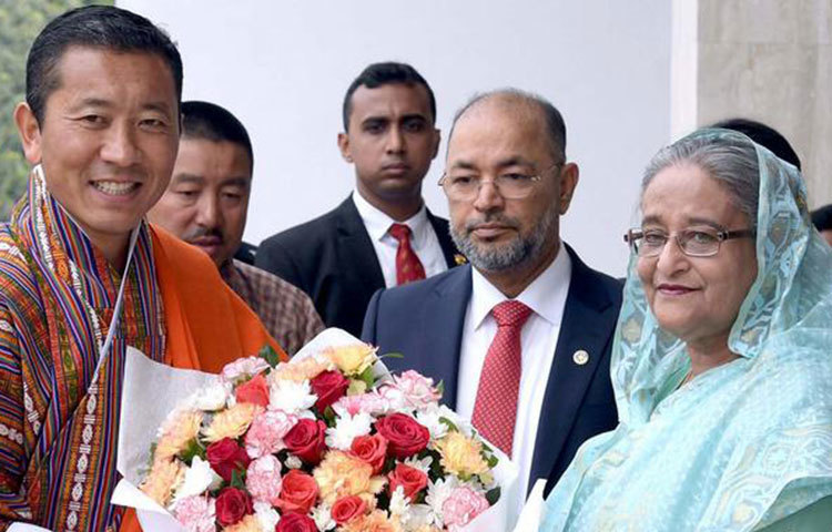 বাংলাদেশে পড়াশোনা করেছেন শেরিং। ১৯৯১ থেকে ১৯৯৮ সাল পর্যন্ত বাংলাদেশের ময়মনসিংহ মেডিকেল কলেজে পড়েছেন লোটে শেরিং। এমবিবিএস কোর্স শেষ করার পর একটি প্রশিক্ষণও নেন ময়মনসিংহে। তারপর জাপান, অস্ট্রেলিয়া ও যুক্তরাষ্ট্র থেকে উচ্চশিক্ষা নেন শেরিং। শুরু হয় পথ চলা। প্রায় এক দশক মাঠপর্যায়ে ডাক্তারি পেশায় ব্যস্ত ছিলেন তিনি।