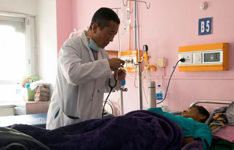 প্রধানমন্ত্রীর চিকিৎসা পেয়ে রোগীরাও খুশি। মূত্রাশয়ের সমস্যা নিয়ে হাসপাতালে এসেছিলেন বুমথাপ। প্রায় পাঁচ ঘণ্টা ধরে তার অস্ত্রোপচার করেন প্রধানমন্ত্রী নিজে। প্রধানমন্ত্রীর এমন সেবা পেয়ে ভীষণ আনন্দিত এবং আস্বস্ত বুমথাপ।