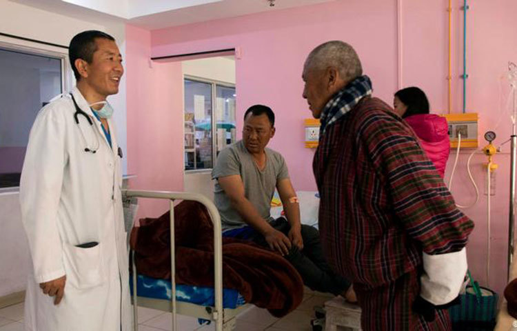 প্রতিদিন নিজেই গাড়ি চালিয়ে প্রধানমন্ত্রীর দপ্তরে যান লোটে শেরিং। পথিমধ্যে পড়ে হাসপাতাল। কিন্তু সপ্তাহের পাঁচদিন তো তাকে সামলাতে হয় দপ্তর। আর তাই সামলে নেন নিজের আবেগ। বললেন, ‘হাসপাতাল দেখে আমার মনে হয় গাড়িটি ঘুড়িয়ে যদি হাসপাতালে চলে যেতে পারতাম!’