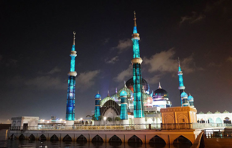 মালয়েশিয়ার চোখজুড়ানো মসজিদটির নাম ক্রিস্টাল মসজিদ।