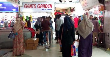 ফেনীতে ক্রেতার চাহিদায় সাজিয়ে তুলেছে মার্কেটগুলো