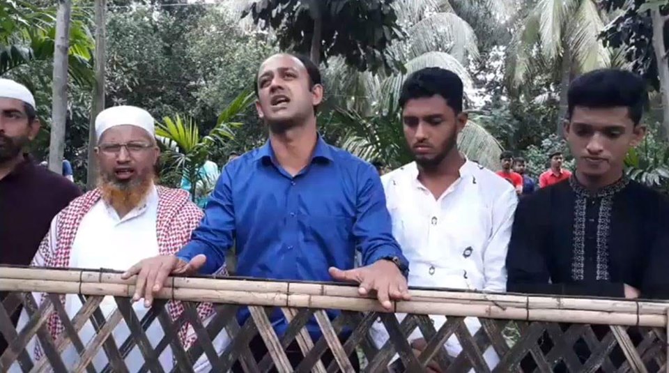 ফেনীতে নুসরাতের কবরের পাশে ব্যারিষ্টার সুমন