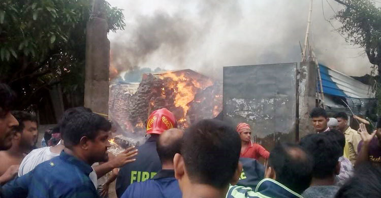 গাজীপুরে তুলার গোডাউনে ভয়াবহ আগুন
