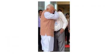 কান্নায় ভেঙে পড়লেন ইসরো চেয়ারম্যান, জড়িয়ে ধরে সান্তনা দিলেন মোদী