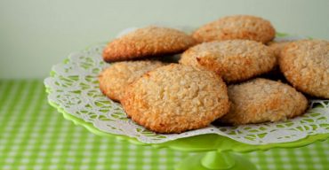 সহজেই বানিয়ে নিন মুখরোচক কোকোনাট কুকিজ!