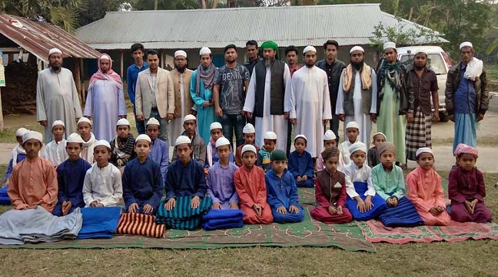 ফেনীতে বন্ধু মহলে’র শীতবস্ত্র বিতরণ