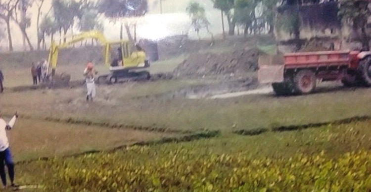 হাইকোর্টের নিষেধাজ্ঞা অমান্য করে ফসলি জমির মাটি কেটে নিচ্ছে প্রভাবশালীরা