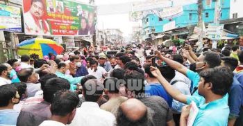 গণজমায়েত করে মাস্ক-স্যানিটাইজার বিতরণ