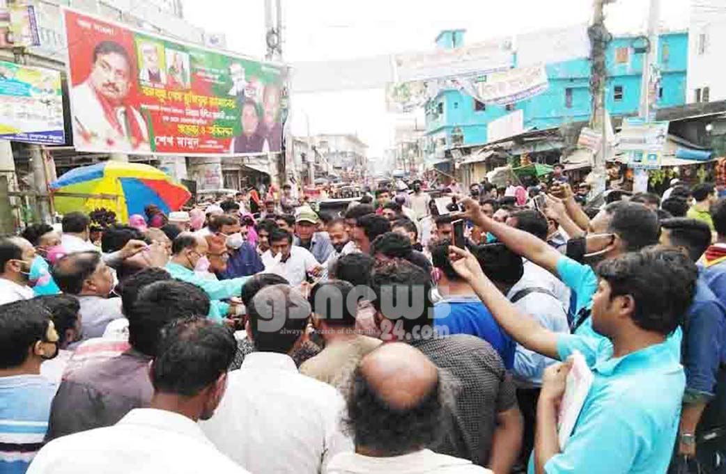 গণজমায়েত করে মাস্ক-স্যানিটাইজার বিতরণ