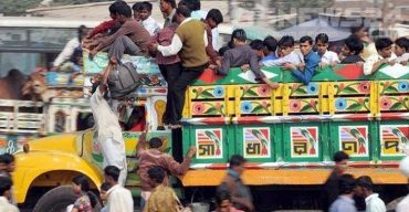 পণ্যবাহী যানবাহনে যাত্রী নিলে কারাদণ্ড